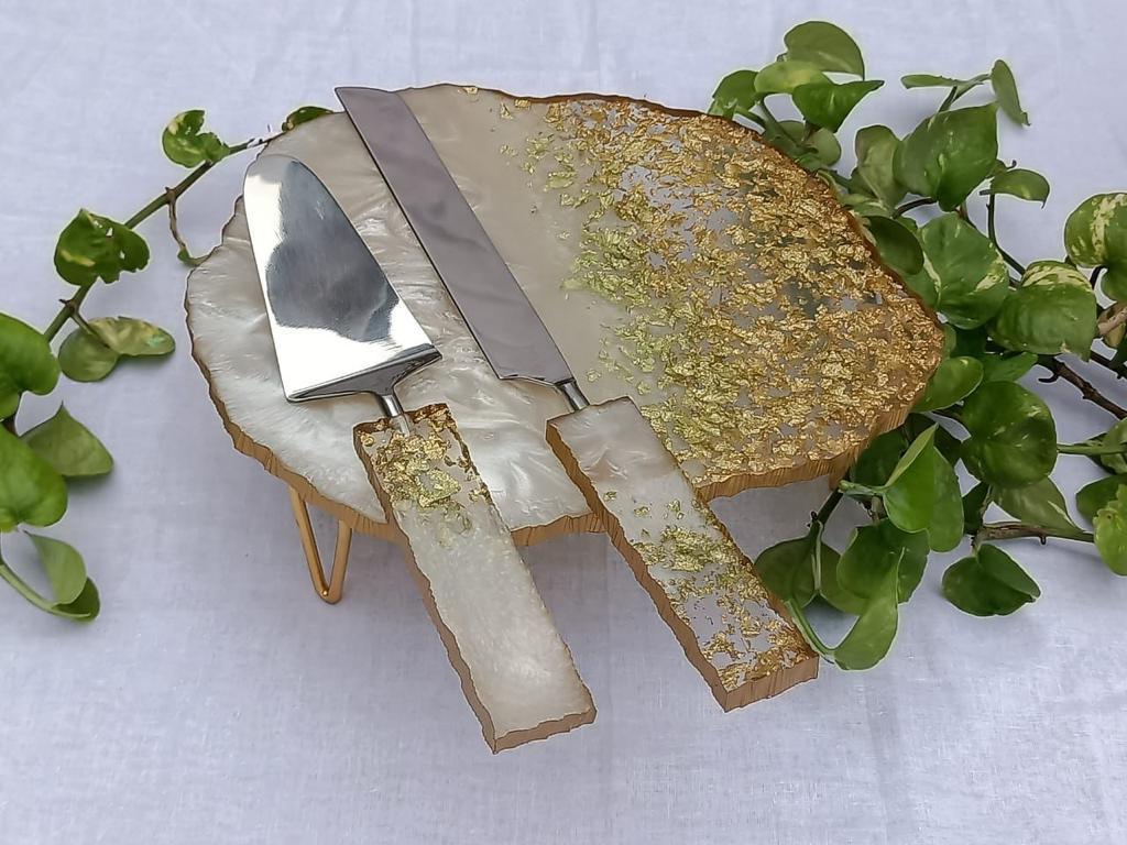 Golden Glimmer Resin Cake Table Set – With Matching Knife & Server