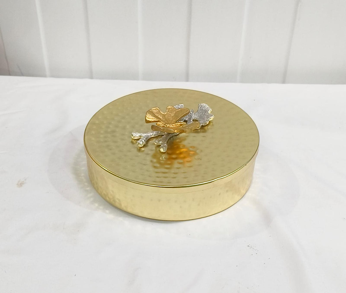 Maverics golden round decorative box, 8 x 2 inches